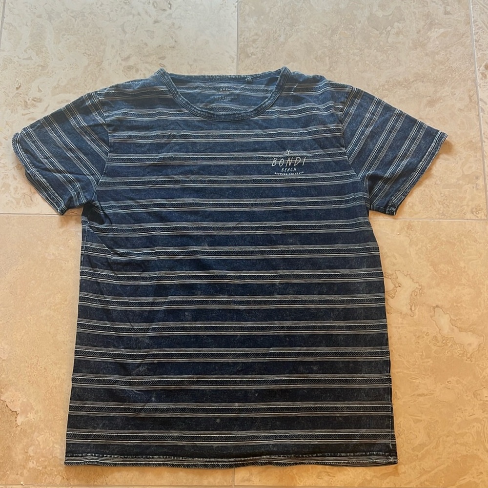 Men’s blue and white‎ striped T-shirt.